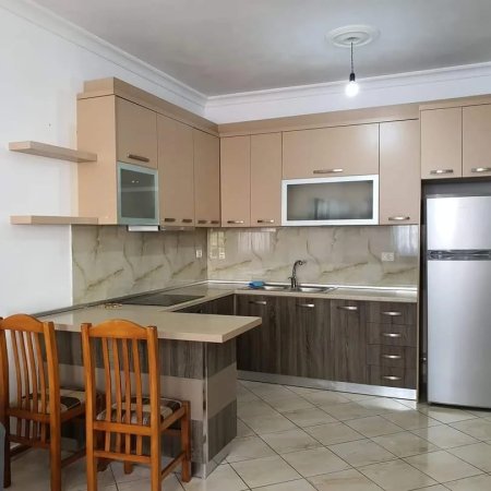 Vlore, jepet me qera apartament 1+1 Kati 1, 250 € (CAMERIA)