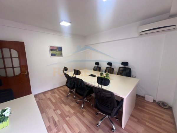 Tirane, jepet me qera zyre Kati 2, 70 m² 850 € (9 Katëshet, pranë kafe Europa)