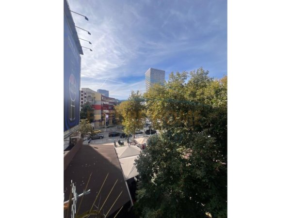 Tirane, jepet me qera zyre Kati 2, 70 m² 850 € (9 Katëshet, pranë kafe Europa)
