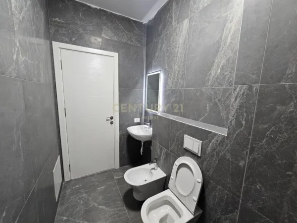 Tirane, shitet apartament 2+1 Kati 2, 98 m² 185.000 € (varri bamit)