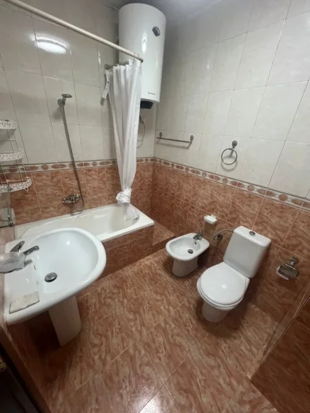 Tirane, jepet me qera apartament 1+1+Ballkon Kati 3, 70 m² 650 € (Komuna e Parisit)