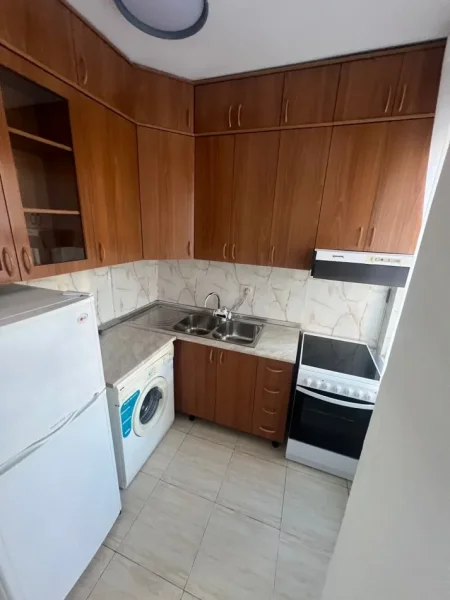 Tirane, jepet me qera apartament 1+1+Ballkon Kati 3, 70 m² 650 € (Komuna e Parisit)