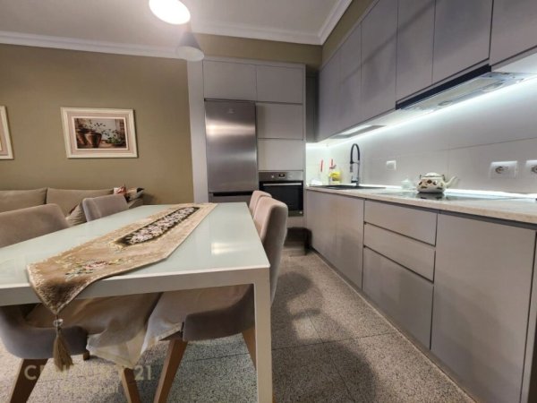 Tirane, jepet me qera apartament 2+1 Kati 1, 75 m² 800 € (vila gold)
