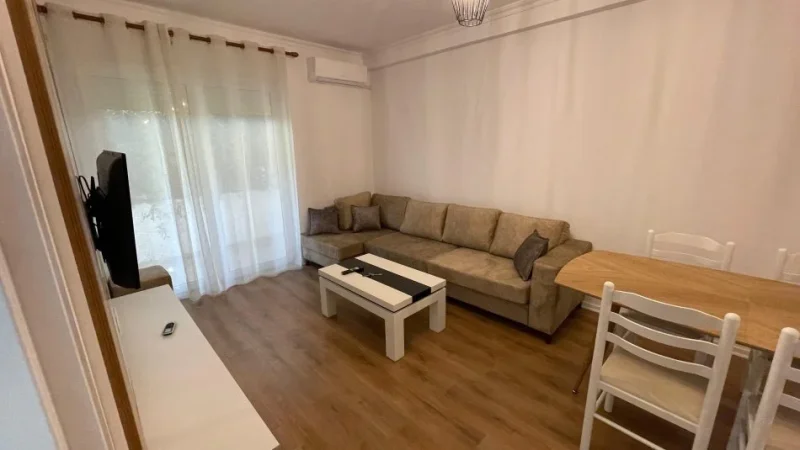 Tirane, jepet me qera apartament 2+1+Ballkon Kati 2, 750 € (Xhon Kenedi/Tirane)