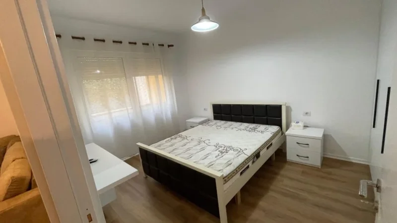 Tirane, jepet me qera apartament 2+1+Ballkon Kati 2, 750 € (Xhon Kenedi/Tirane)
