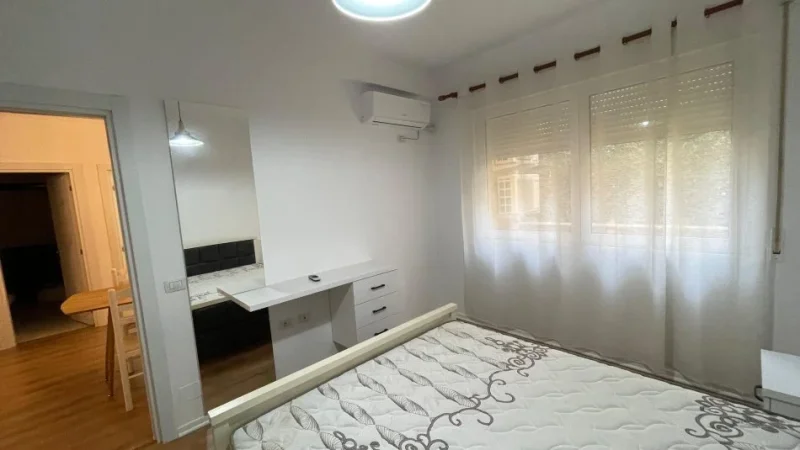 Tirane, jepet me qera apartament 2+1+Ballkon Kati 2, 750 € (Xhon Kenedi/Tirane)