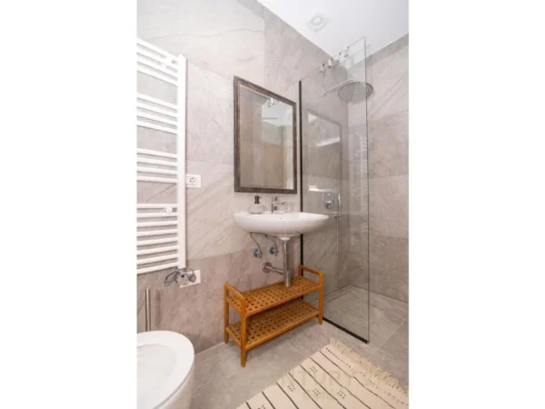 Tirane, shitet apartament 3+1+Ballkon Kati 7, 144 m² 355.000 € (RRUGA E BARRIKADAVE)