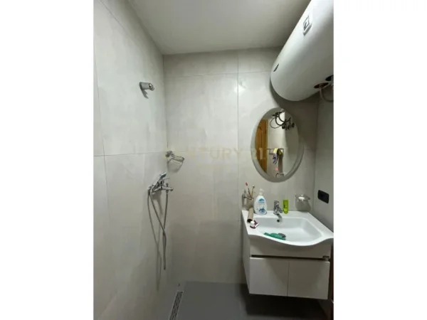 Tirane, jepet me qera apartament 2+1 , 100 m² 800 € (pazari i ri)