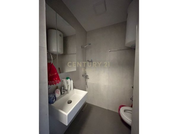 Tirane, jepet me qera apartament 2+1 , 100 m² 800 € (pazari i ri)