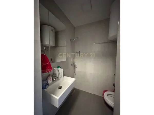 Tirane, jepet me qera apartament 2+1 , 100 m² 800 € (pazari i ri)