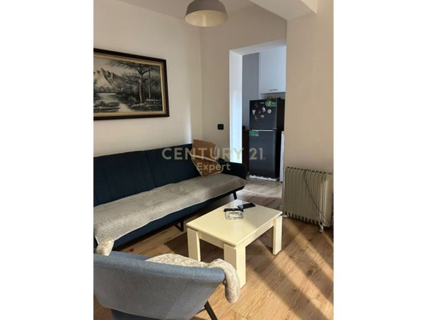 Tirane, jepet me qera apartament 2+1 , 100 m² 800 € (pazari i ri)