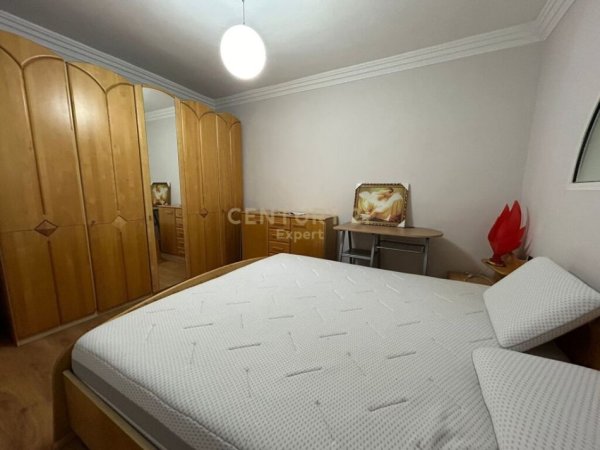 Tirane, jepet me qera apartament 2+1 , 100 m² 800 € (pazari i ri)