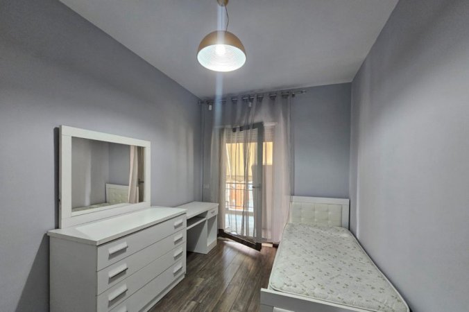 Tirane, jepet me qera apartament 3+1+Aneks+Ballkon Kati 6, 131 m² 1.000 € (rruga e kavajes , kompleksi delijorgji)