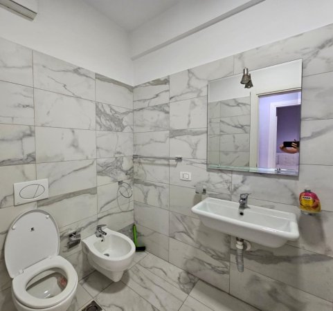 Tirane, jepet me qera apartament 3+1+Aneks+Ballkon Kati 6, 131 m² 1.000 € (rruga e kavajes , kompleksi delijorgji)