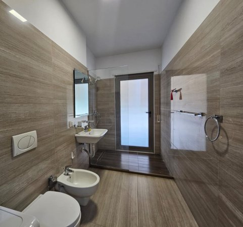 Tirane, jepet me qera apartament 3+1+Aneks+Ballkon Kati 6, 131 m² 1.000 € (rruga e kavajes , kompleksi delijorgji)