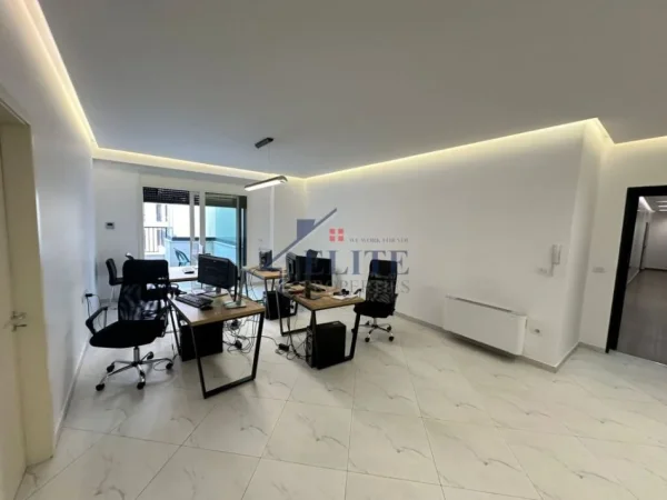 Tirane, jepet me qera zyre Kati 2, 1.300 m² 1.300 € (Rruga e Kosovareve)