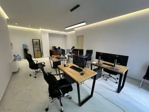 Tirane, jepet me qera zyre Kati 2, 1.300 m² 1.300 € (Rruga e Kosovareve)