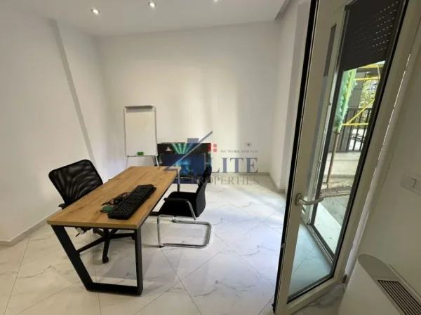 Tirane, jepet me qera zyre Kati 2, 1.300 m² 1.300 € (Rruga e Kosovareve)