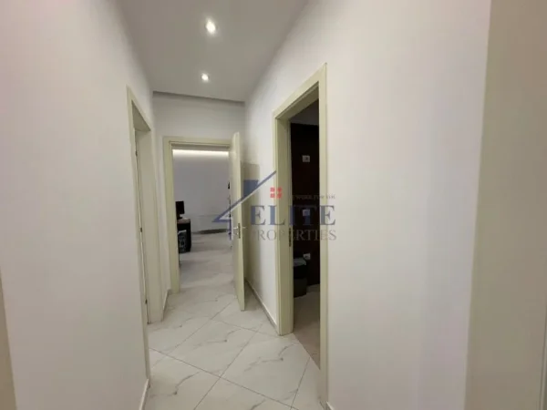 Tirane, jepet me qera zyre Kati 2, 1.300 m² 1.300 € (Rruga e Kosovareve)