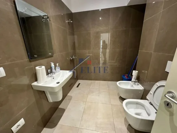 Tirane, jepet me qera zyre Kati 2, 1.300 m² 1.300 € (Rruga e Kosovareve)