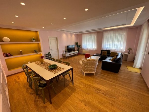 Tirane, jepet me qera apartament 3+1 Kati 3, 186 m² 1.400 € (Sauk)