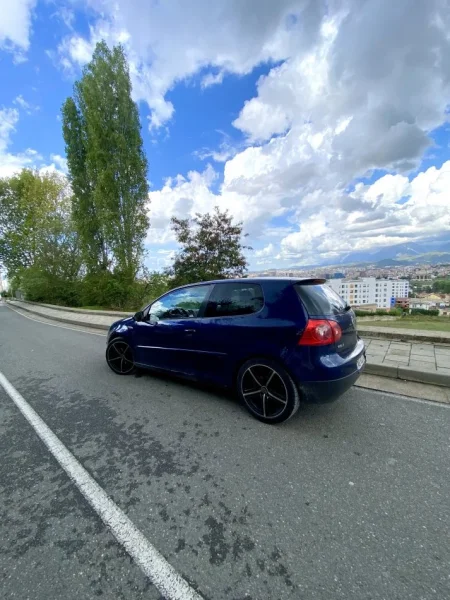 Tirane, shes makine Golf5 R-line Benzin+Gaz, blu automatik Kondicioner 190.000 km 3.800 €