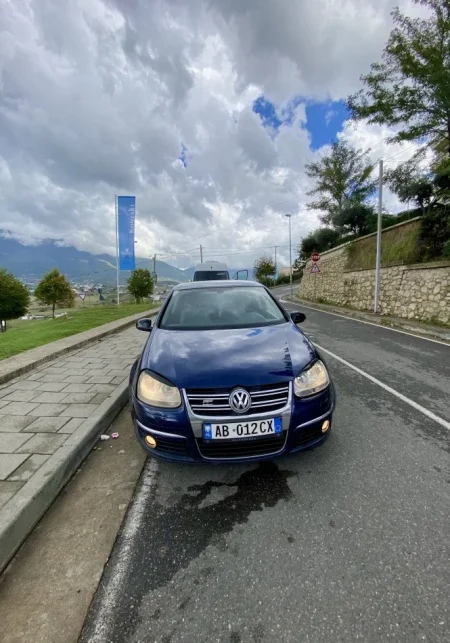 Tirane, shes makine Golf5 R-line Benzin+Gaz, blu automatik Kondicioner 190.000 km 3.800 €