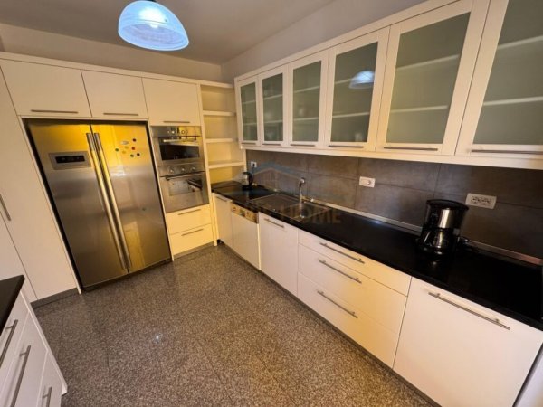 Tirane, jepet me qera apartament 3+1 Kati 3, 186 m² 1.400 € (Touch of Sun, Sauk)