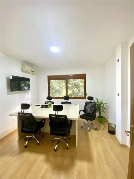 Tirane, jepet me qera apartament 1+1+Ballkon Kati 2, 66 m² 850 € (QENDER)