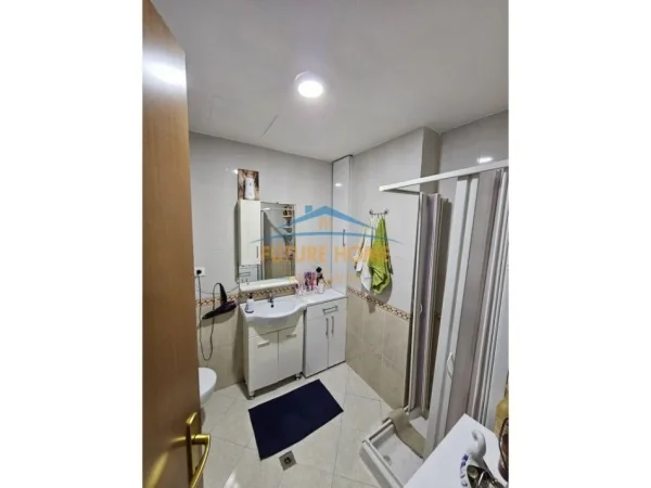 Tirane, jepet me qera apartament 1+1 Kati 11, 80 m² 650 € (RRUGA E BOGDANEVE TIRANE)