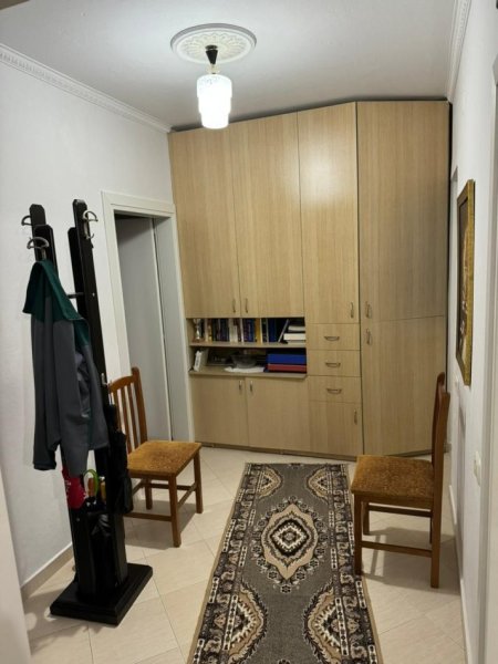 Tirane, jepet me qera apartament 1+1+Ballkon Kati 6, 80 m² 400 € (LAPRAKE)
