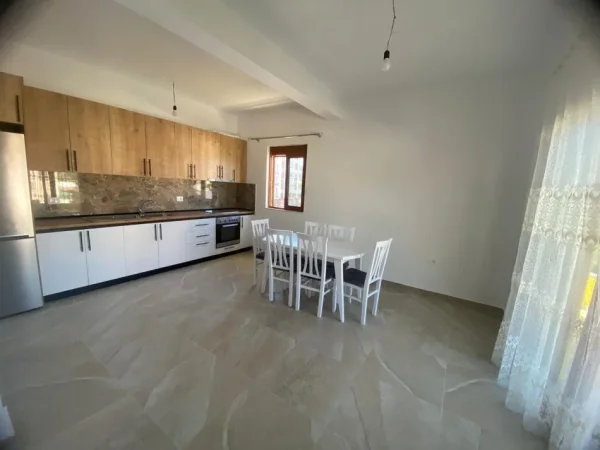 Tirane, jepet me qera apartament 2+1+Ballkon Kati 2, 128 m² 500 € (unaza e re)