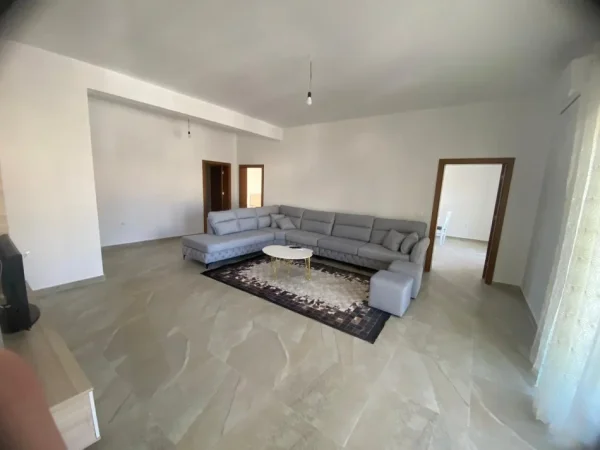 Tirane, jepet me qera apartament 2+1+Ballkon Kati 2, 128 m² 500 € (unaza e re)