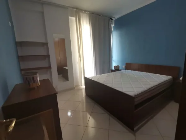 Tirane, jepet me qera apartament 1+1+Ballkon Kati 4, 400 m² 400 € (KODRA E DIELLIT)