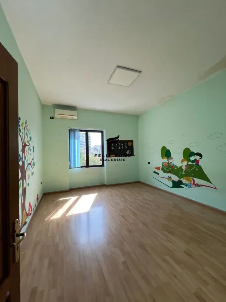 Tirane, jepet me qera apartament 4+1 Kati 3, 470 m² 5.500 € (SELVIA)