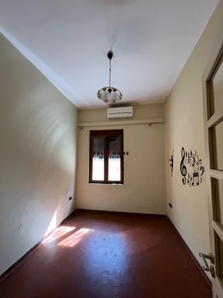 Tirane, jepet me qera apartament 4+1 Kati 3, 470 m² 5.500 € (SELVIA)