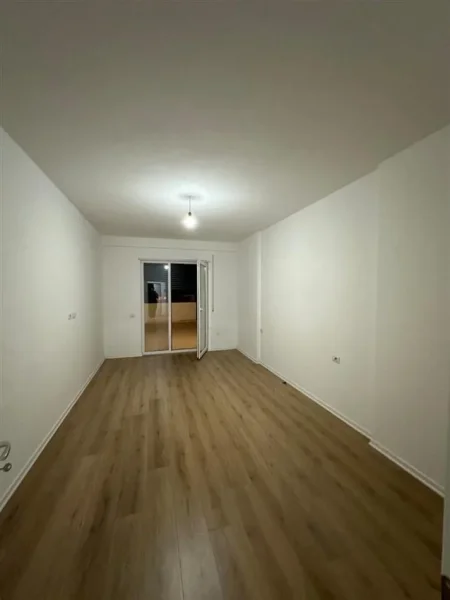 Tirane, jepet me qera apartament 1+1+Ballkon Kati 1, 450 m² 450 € (Astir, Vila L-2)