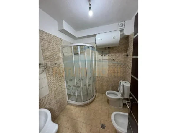 Tirane, jepet me qera apartament 2+1 Kati 2, 121 m² 650 € (LAPRAKE)