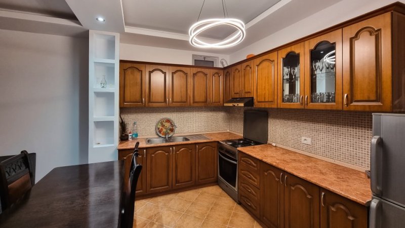 Tirane, jepet me qera apartament 2+1+Ballkon Kati 2, 84 m² 400 € (FRESK)