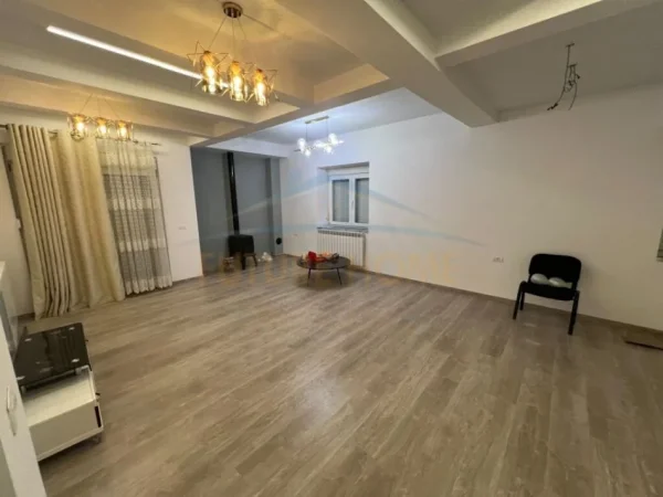 Korce, shitet apartament 2+1 Kati 1, 90 m² 71.400 € (Lagjia 18)