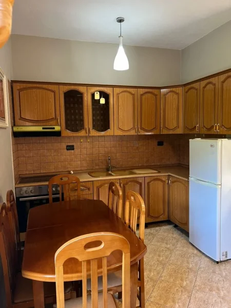 Tirane, jepet me qera apartament 3+1+Aneks+Ballkon Kati 2, 121 m² 700 € (YZBERISHT)