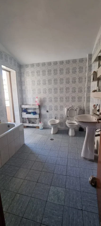 Tirane, jepet me qera apartament 2+1+Aneks+Ballkon Kati 5, 131 m² 600 € (oxhaku)