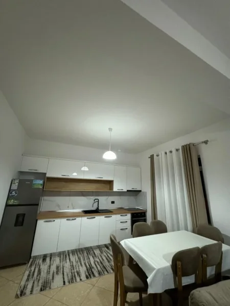 Tirane, jepet me qera apartament 1+1+Ballkon Kati 4, 90 m² 500 € (RRUGA 5 MAJI)