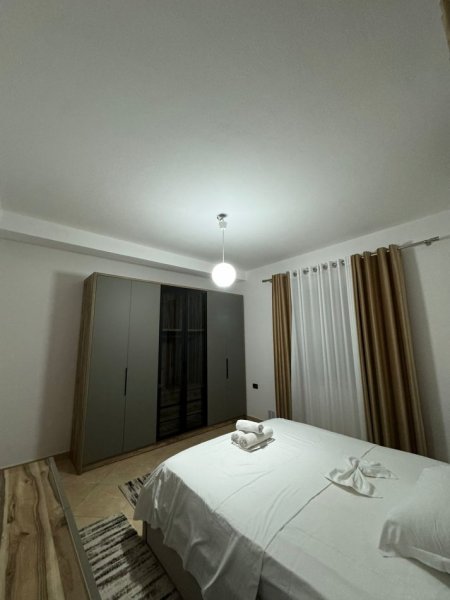 Tirane, jepet me qera apartament 1+1+Ballkon Kati 4, 90 m² 500 € (RRUGA 5 MAJI)