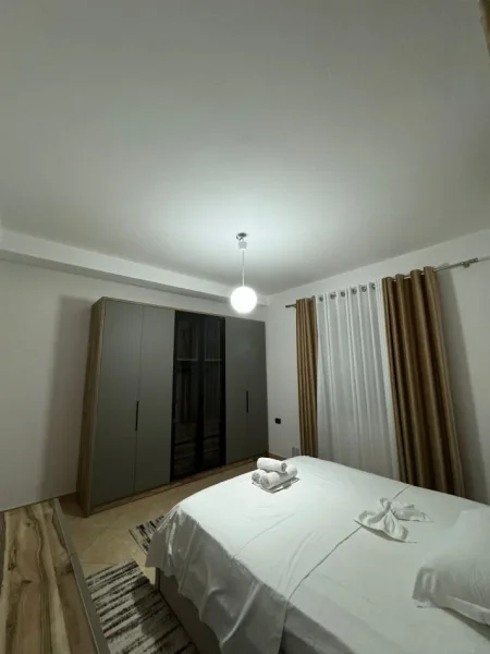 Tirane, jepet me qera apartament 1+1+Ballkon Kati 4, 90 m² 500 € (RRUGA 5 MAJI)