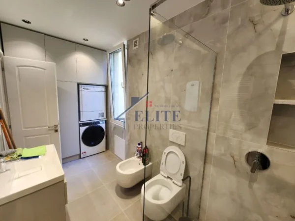 Tirane, jepet me qera apartament 2+1+Ballkon Kati 9, 115 m² 1.150 € (Rruga Myslym Shyri)