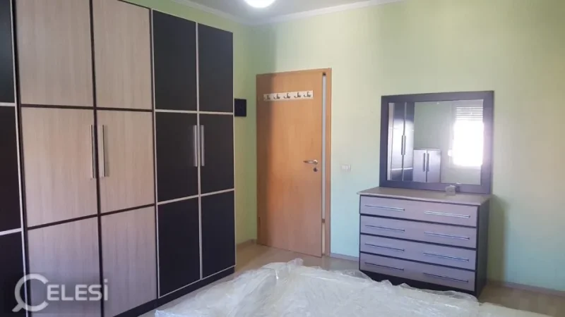 Tirane, jepet me qera apartament Kati 5, 600 m² 600 € (KOMUNA E PARISIT)