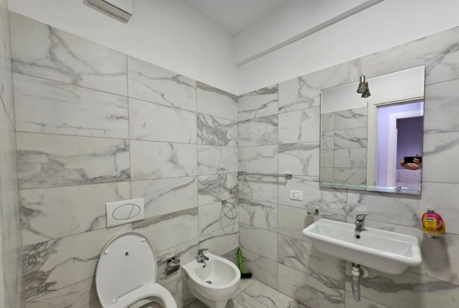 Tirane, jepet me qera apartament 3+1+Ballkon Kati 7, 130 m² 1.000 € (Kompleksi Delijorgji)