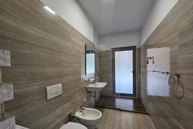 Tirane, jepet me qera apartament 3+1+Ballkon Kati 7, 130 m² 1.000 € (Kompleksi Delijorgji)