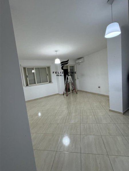 Tirane, jepet me qera zyre Kati 3, 115 m² 500 € (ASTIR)